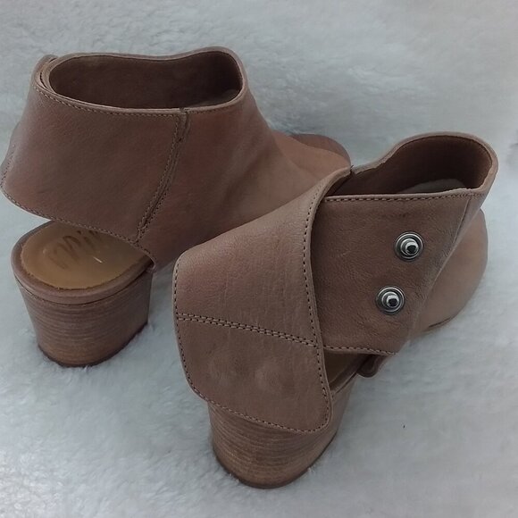 Vero Cuoio Tan Women's Sandals - Picture 4 of 5